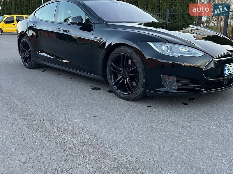 Лифтбек Tesla Model S 2015 в Львове