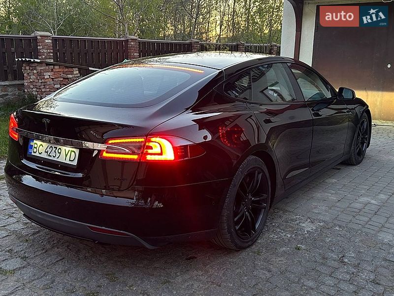 Лифтбек Tesla Model S 2015 в Львове