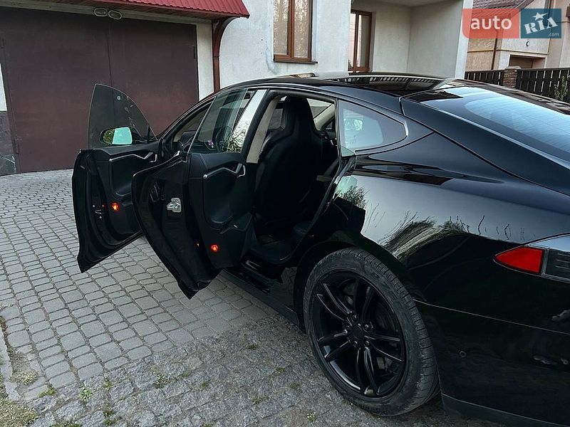 Лифтбек Tesla Model S 2015 в Львове