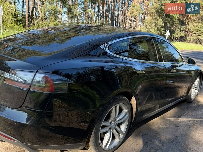 Лифтбек Tesla Model S 2014 в Валках