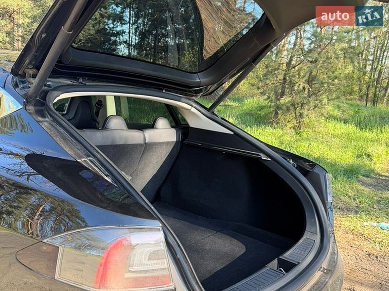 Лифтбек Tesla Model S 2014 в Валках