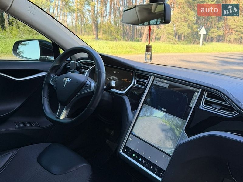 Лифтбек Tesla Model S 2014 в Валках