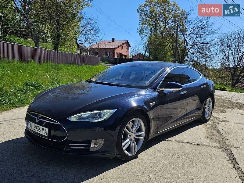 Ліфтбек Tesla Model S 2013 в Чернівцях