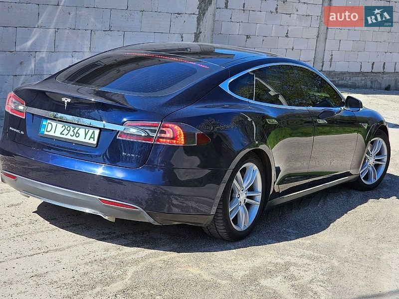 Ліфтбек Tesla Model S 2013 в Чернівцях