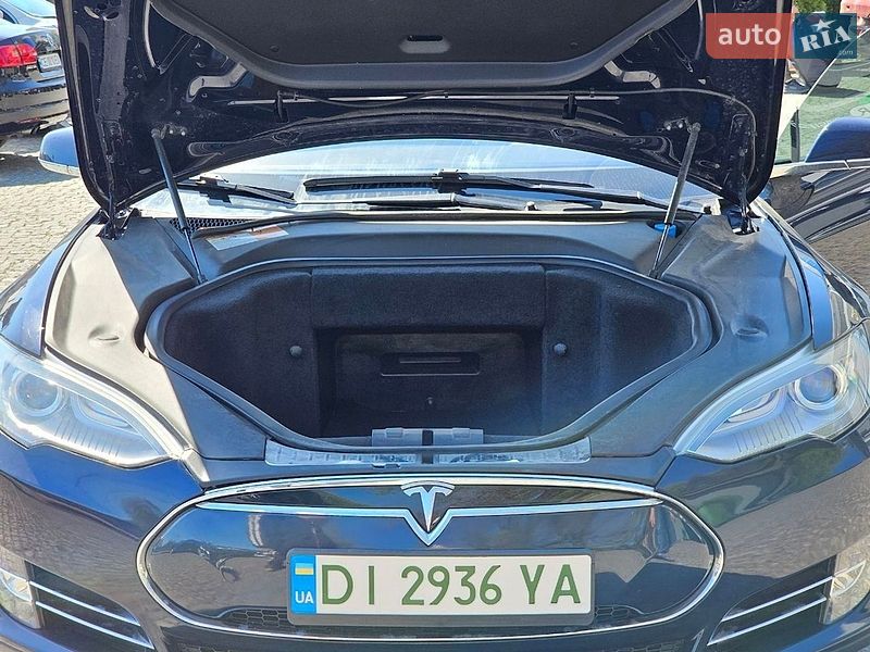 Ліфтбек Tesla Model S 2013 в Чернівцях