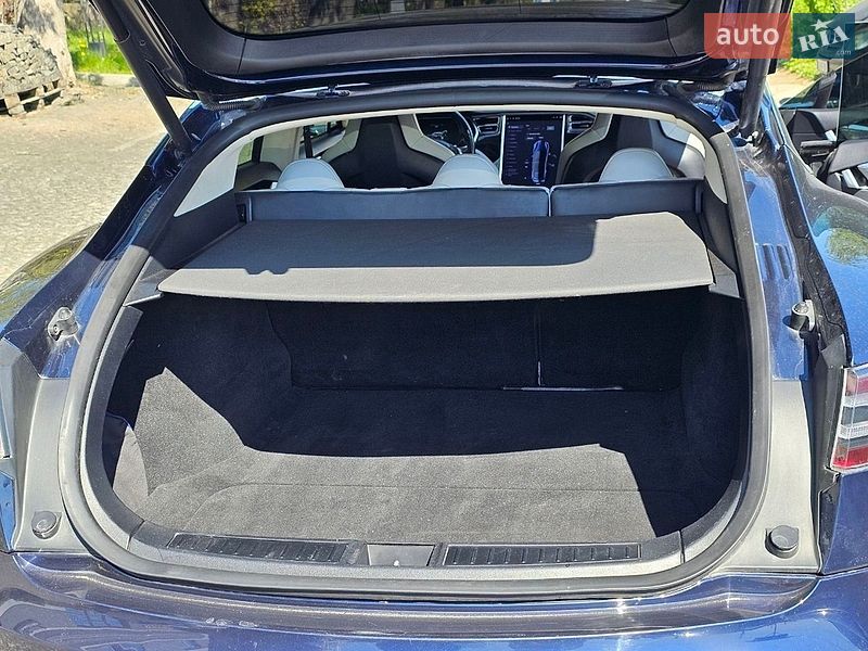 Ліфтбек Tesla Model S 2013 в Чернівцях