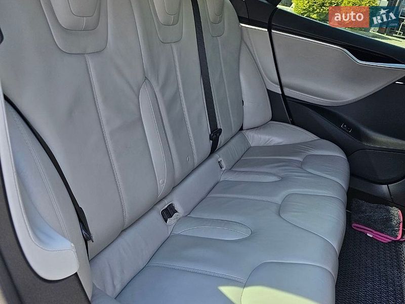 Ліфтбек Tesla Model S 2013 в Чернівцях