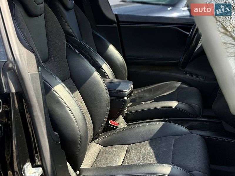 Ліфтбек Tesla Model S 2018 в Чернівцях