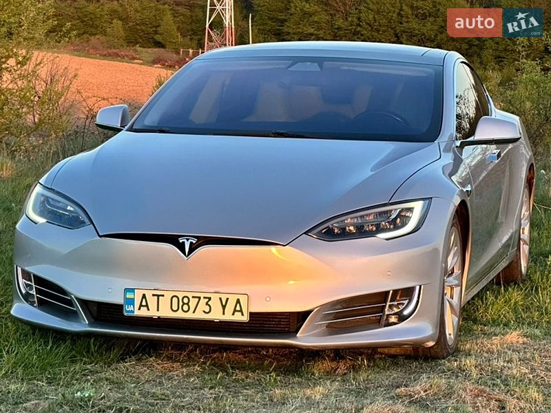 Лифтбек Tesla Model S 2016 в Ивано-Франковске