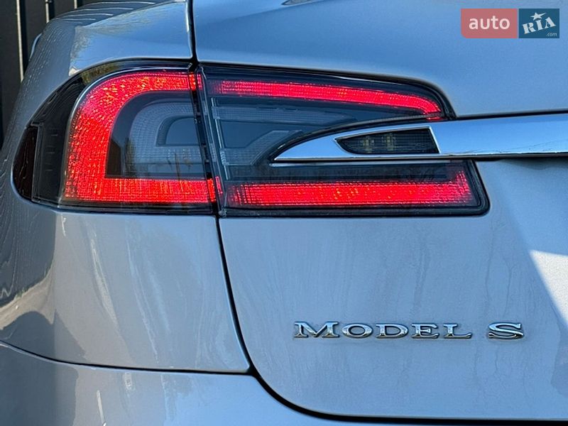 Лифтбек Tesla Model S 2016 в Ивано-Франковске