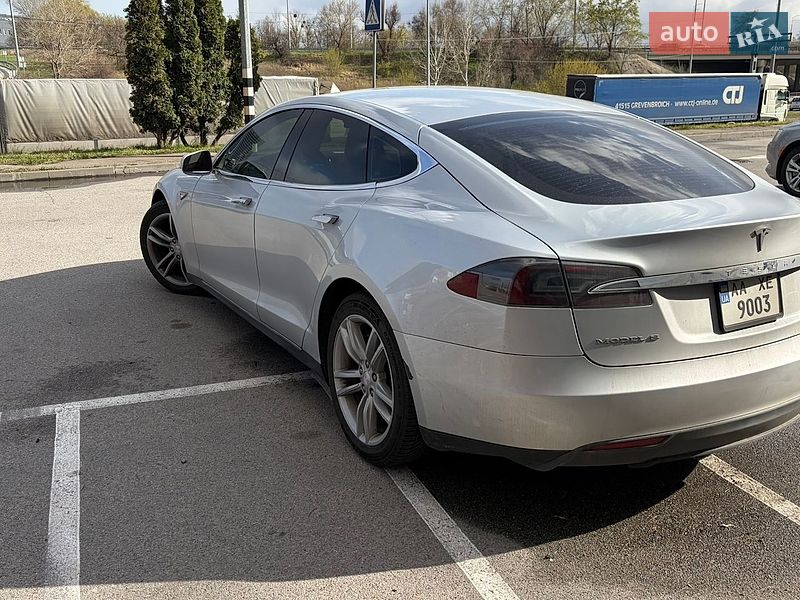 Ліфтбек Tesla Model S 2013 в Києві