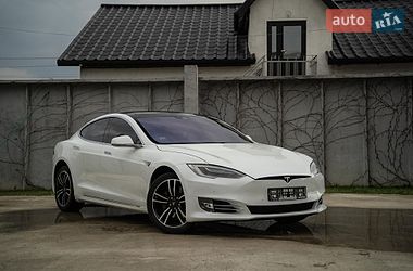 Лифтбек Tesla Model S 2016 в Черновцах