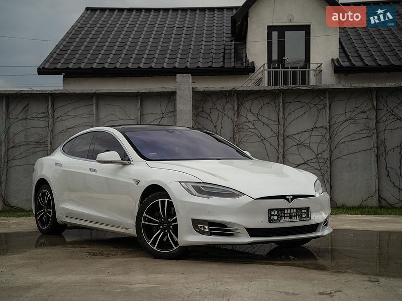 Лифтбек Tesla Model S 2016 в Черновцах