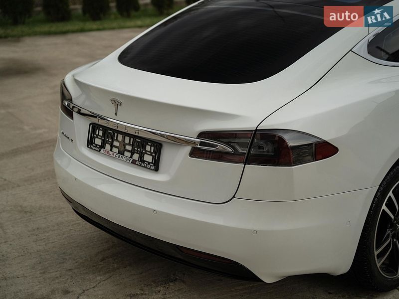 Лифтбек Tesla Model S 2016 в Черновцах