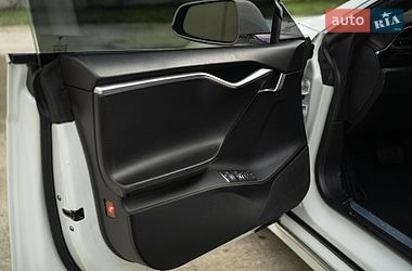 Лифтбек Tesla Model S 2016 в Черновцах