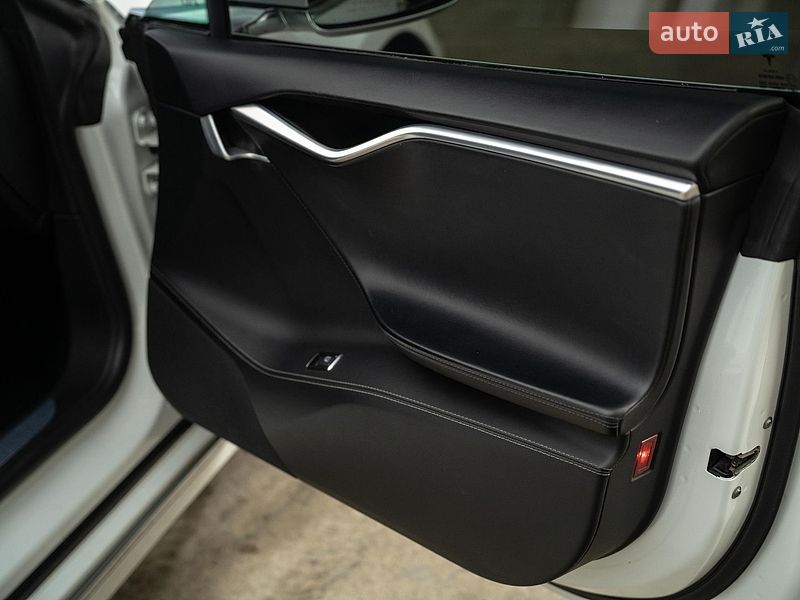 Лифтбек Tesla Model S 2016 в Черновцах