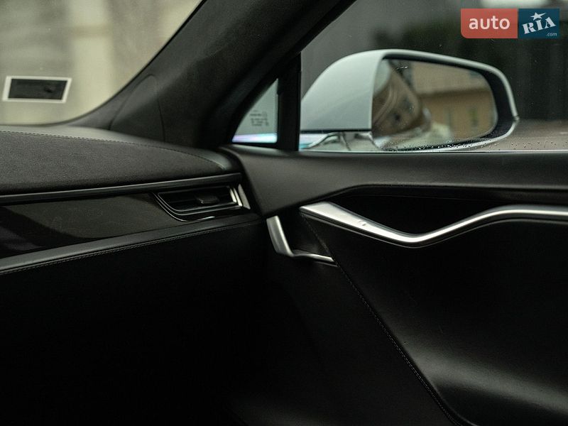 Лифтбек Tesla Model S 2016 в Черновцах