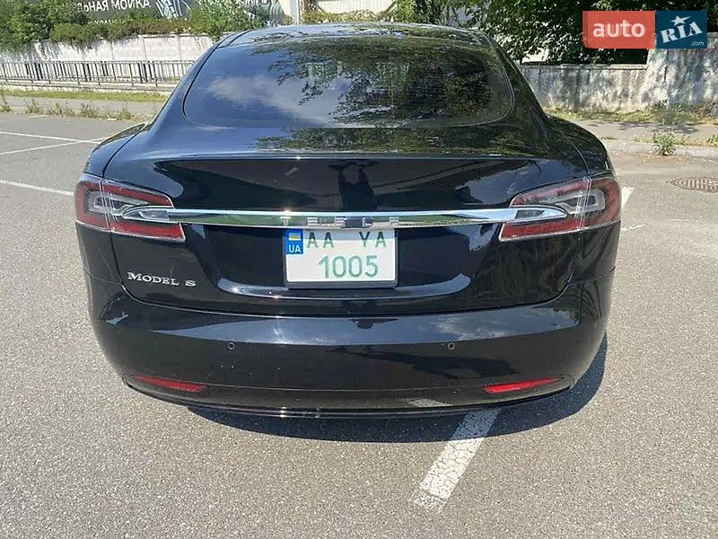 Лифтбек Tesla Model S 2016 в Киеве
