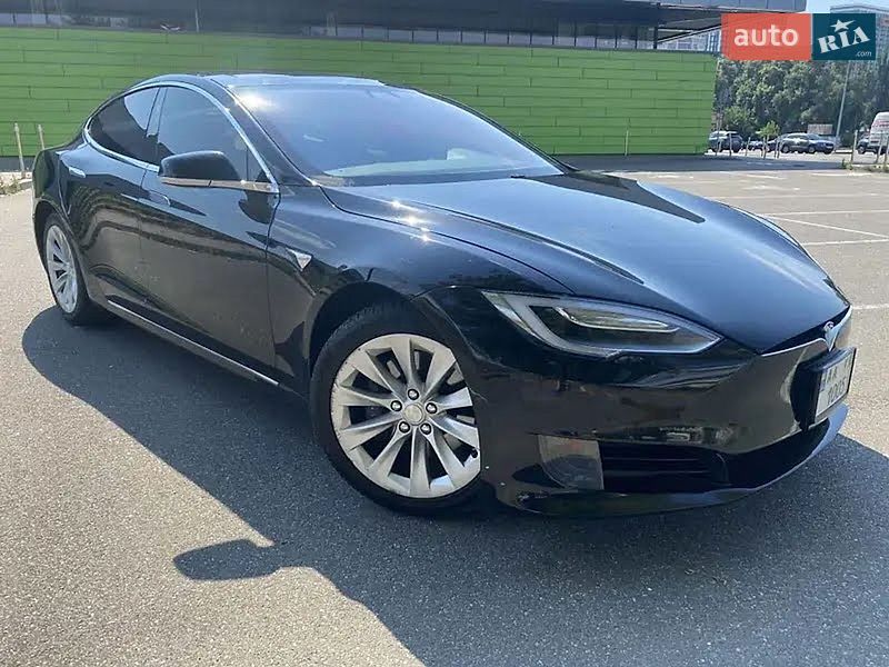 Лифтбек Tesla Model S 2016 в Киеве