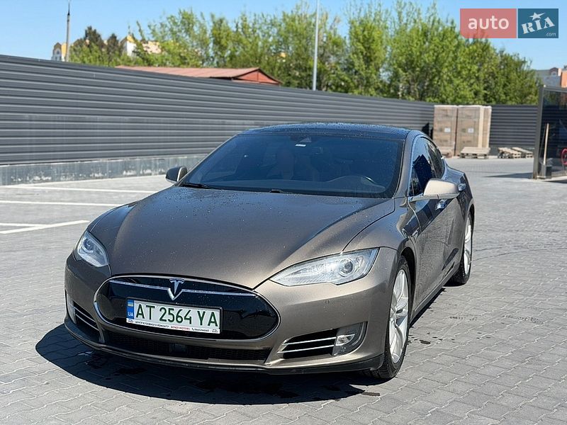 Лифтбек Tesla Model S 2015 в Каменец-Подольском