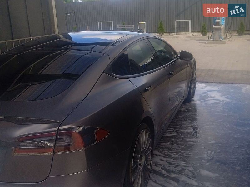 Tesla Model S 2014