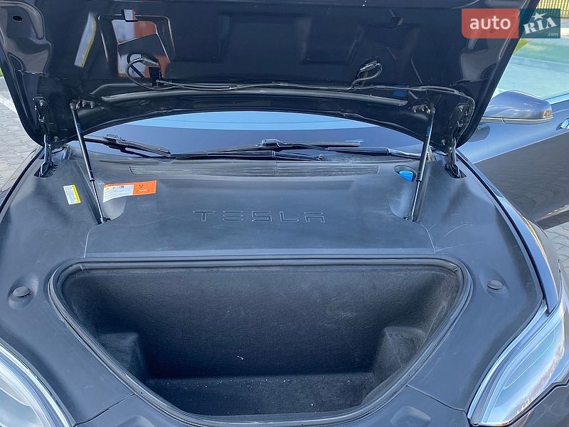 Лифтбек Tesla Model S 2017 в Киеве