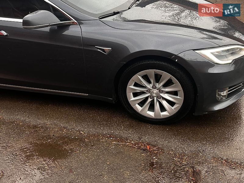 Лифтбек Tesla Model S 2017 в Киеве