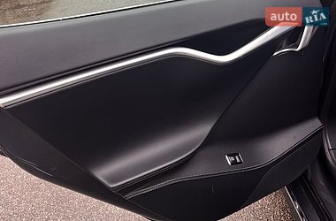 Лифтбек Tesla Model S 2017 в Киеве