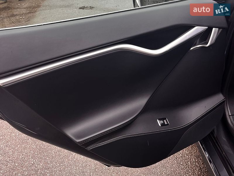 Лифтбек Tesla Model S 2017 в Киеве