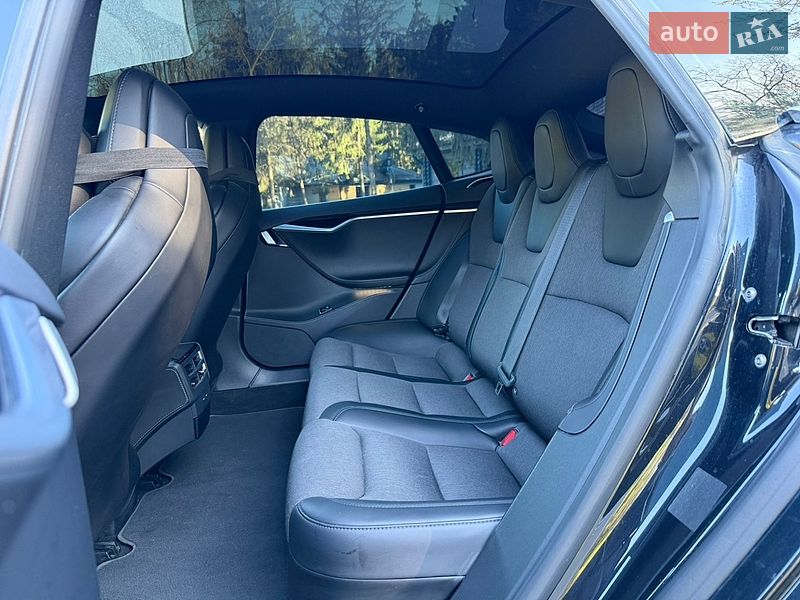 Лифтбек Tesla Model S 2018 в Клевани