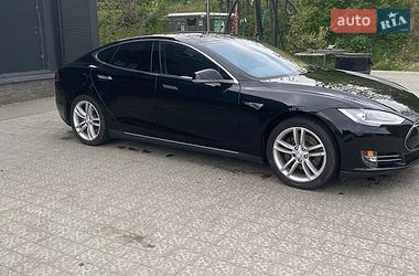 Ліфтбек Tesla Model S 2015 в Стрию