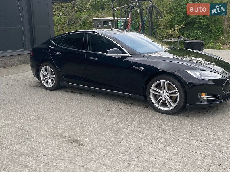 Ліфтбек Tesla Model S 2015 в Стрию