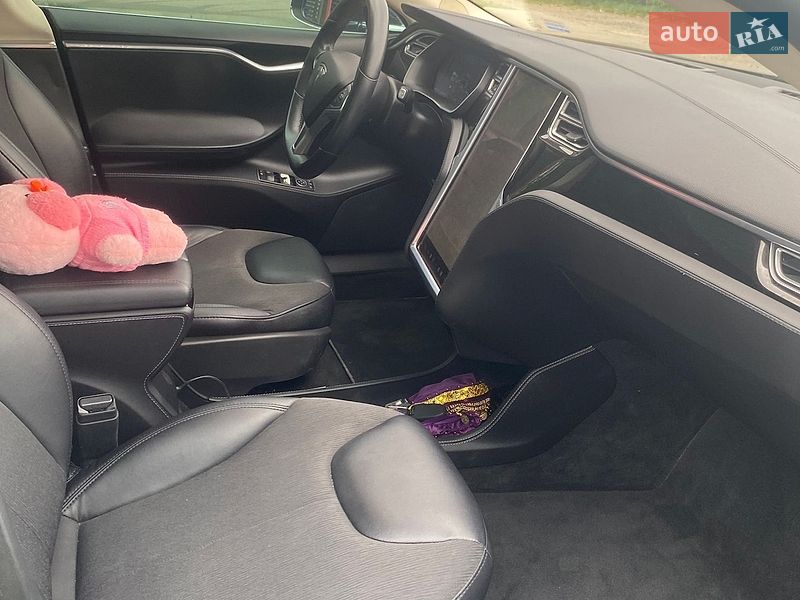 Ліфтбек Tesla Model S 2015 в Стрию