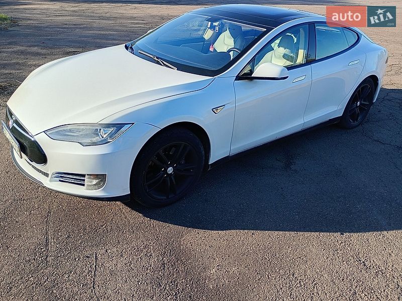 Ліфтбек Tesla Model S 2013 в Сарнах