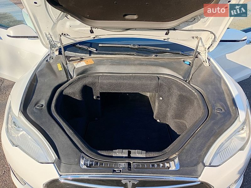 Ліфтбек Tesla Model S 2013 в Сарнах