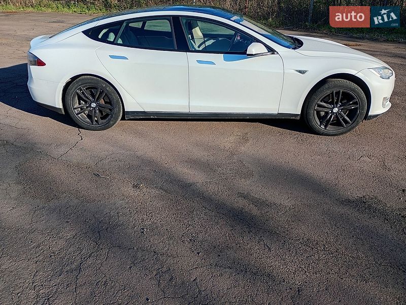 Ліфтбек Tesla Model S 2013 в Сарнах