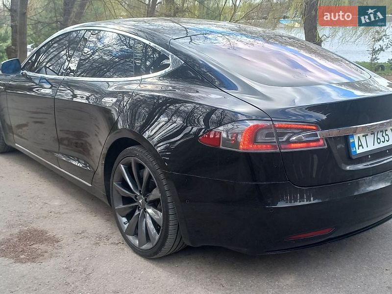 Лифтбек Tesla Model S 2016 в Ивано-Франковске
