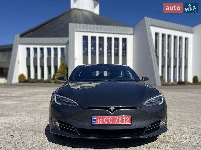 Ліфтбек Tesla Model S 2018 в Львові