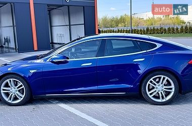 Лифтбек Tesla Model S 2015 в Виннице