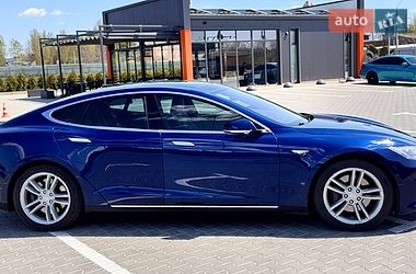 Лифтбек Tesla Model S 2015 в Виннице
