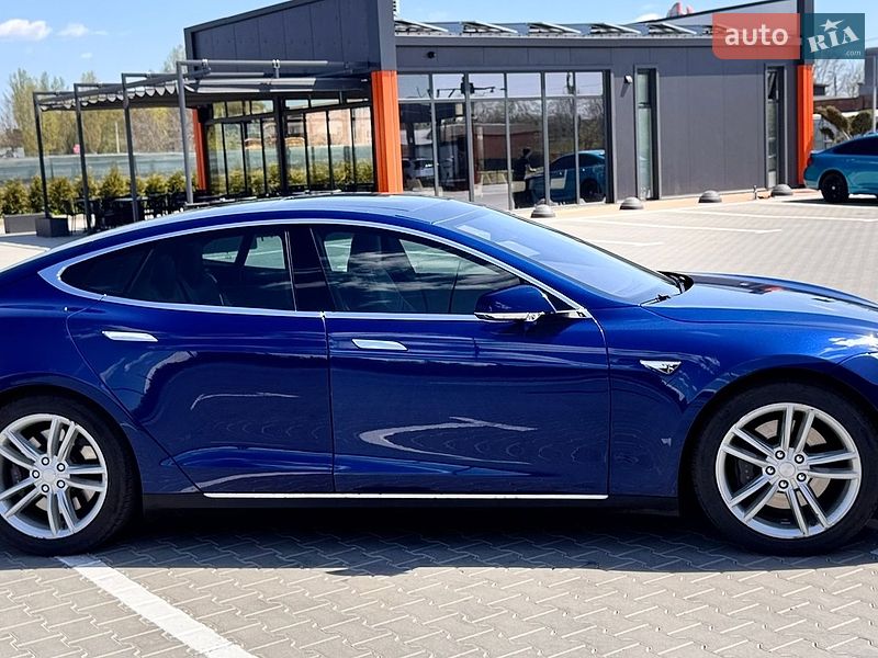 Лифтбек Tesla Model S 2015 в Виннице