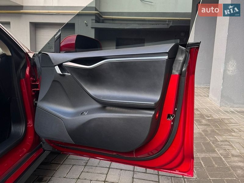 Ліфтбек Tesla Model S 2014 в Черкасах