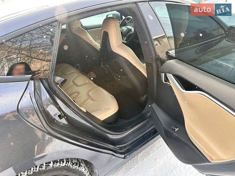 Ліфтбек Tesla Model S 2016 в Городку