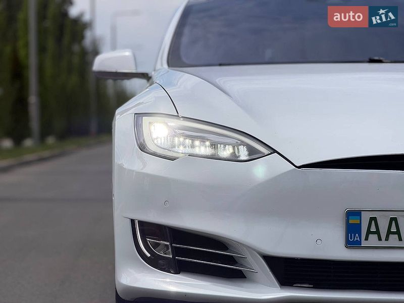 Лифтбек Tesla Model S 2015 в Киеве