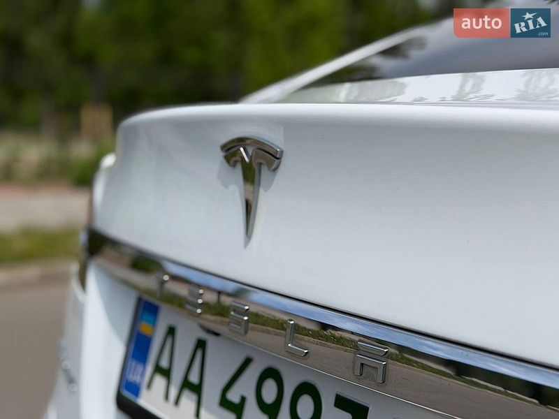 Лифтбек Tesla Model S 2015 в Киеве