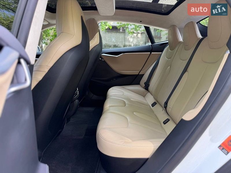Лифтбек Tesla Model S 2015 в Киеве
