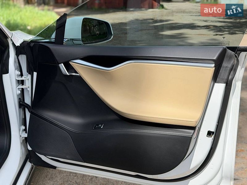 Лифтбек Tesla Model S 2015 в Киеве