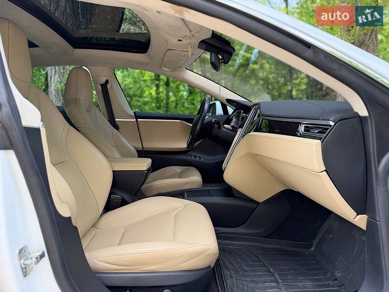 Лифтбек Tesla Model S 2015 в Киеве