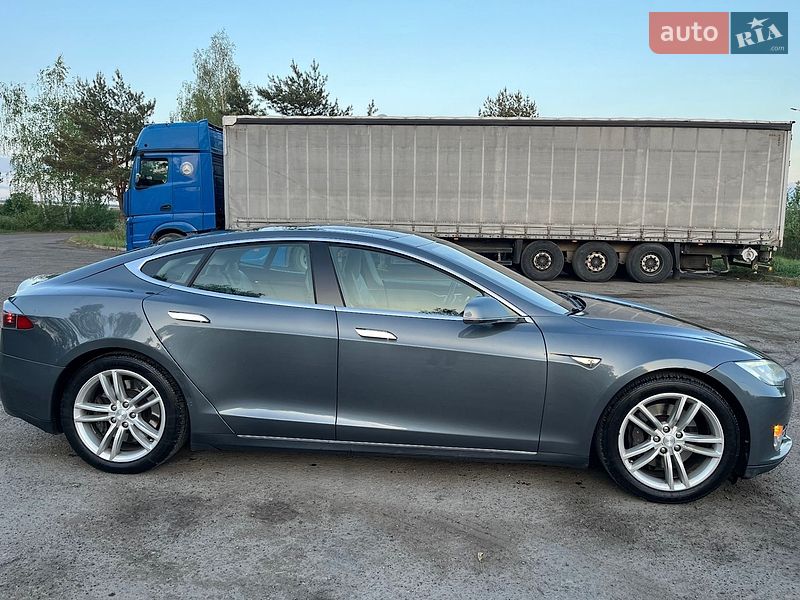 Лифтбек Tesla Model S 2013 в Львове