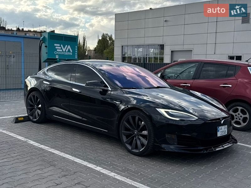 Лифтбек Tesla Model S 2017 в Кривом Роге